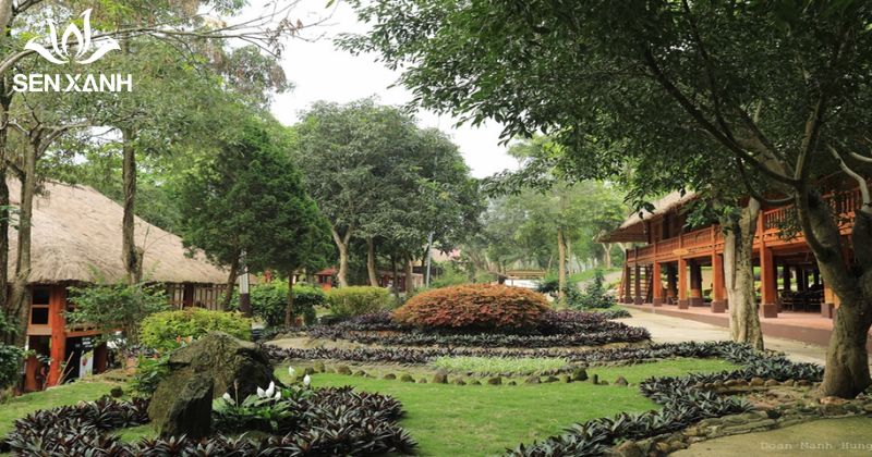 Paragon Hill Resort tọa lạc tr&ecirc;n sườn đồi Ba V&igrave;, sở hữu tầm nh&igrave;n tho&aacute;ng đ&atilde;ng v&agrave; kh&ocirc;ng kh&iacute; trong l&agrave;nh quanh năm.