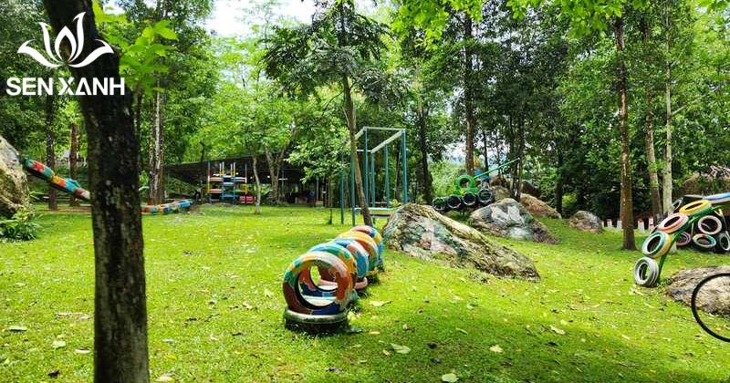Sơn Tinh Camp nằm trong khu vực Đồng M&ocirc;, nổi tiếng l&agrave; địa điểm tổ chức team building chuy&ecirc;n nghiệp