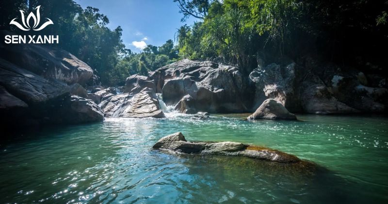 Suối Ba Hồ l&agrave; điểm đến d&agrave;nh cho c&aacute;c chương tr&igrave;nh team building mang t&iacute;nh kh&aacute;m ph&aacute; v&agrave; thử th&aacute;ch.