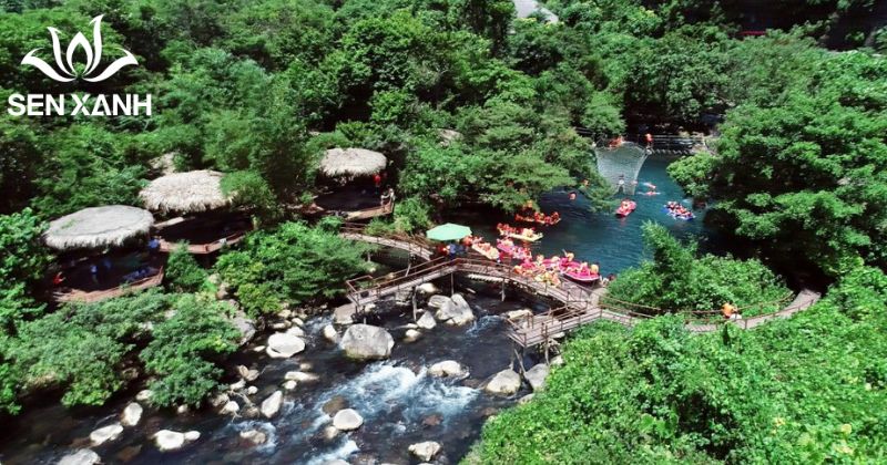 Top 6+ địa điểm tổ chức Amazing Race hấp dẫn Suối Nước Moọc (Quảng Bình) nổi tiếng với làn nước xanh ngọc và hệ sinh thái rừng nguyên sinh tuyệt đẹp.