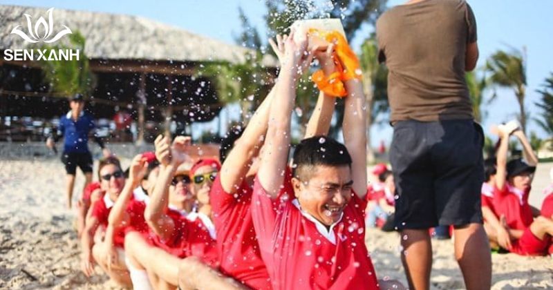 Tr&ograve; chơi mang t&iacute;nh h&agrave;i hước cao v&igrave; c&agrave;ng t&aacute;t c&agrave;ng dễ bị nước bắn tung t&oacute;e, tạo kh&ocirc;ng kh&iacute; cực kỳ s&ocirc;i động.