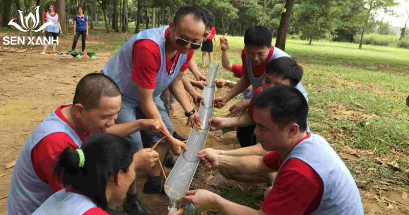 Tr&ograve; chơi team building với nước 