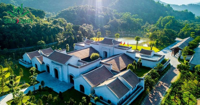 Do nằm ở khu vực n&uacute;i Y&ecirc;n Tử, thời tiết tại đ&acirc;y thường m&aacute;t hơn H&agrave; Nội, đặc biệt v&agrave;o s&aacute;ng sớm v&agrave; buổi tối.