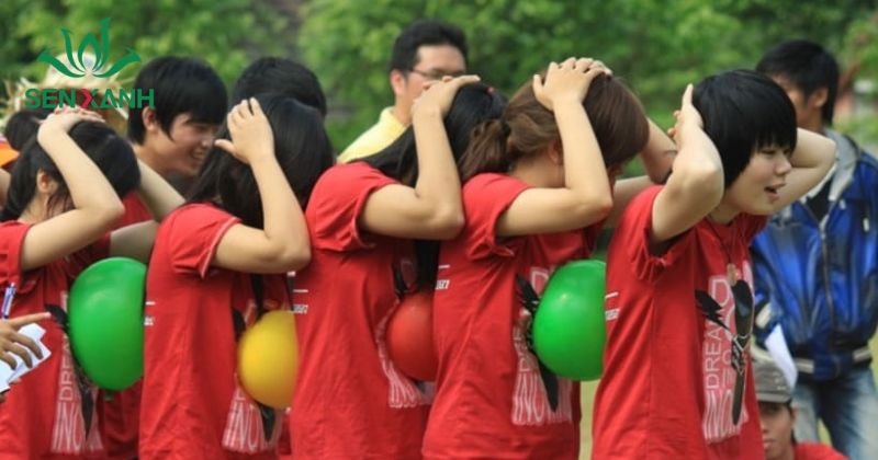 Trò chơi team building với bóng nhựa là một trong những hình thức hoạt động tập thể đơn giản nhưng mang lại hiệu quả gắn kết rất cao.