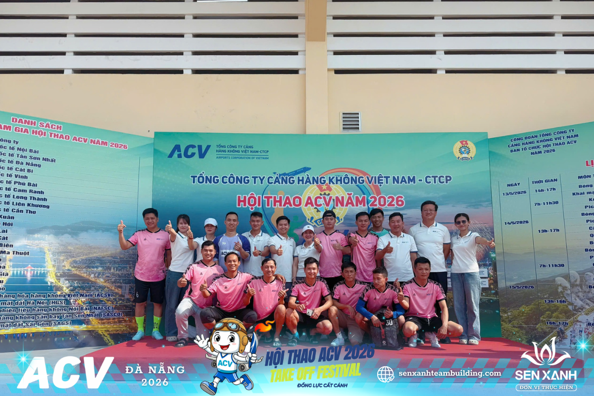 C&aacute;n bộ nh&acirc;n vi&ecirc;n ACV check in backdrop ngo&agrave;i trời