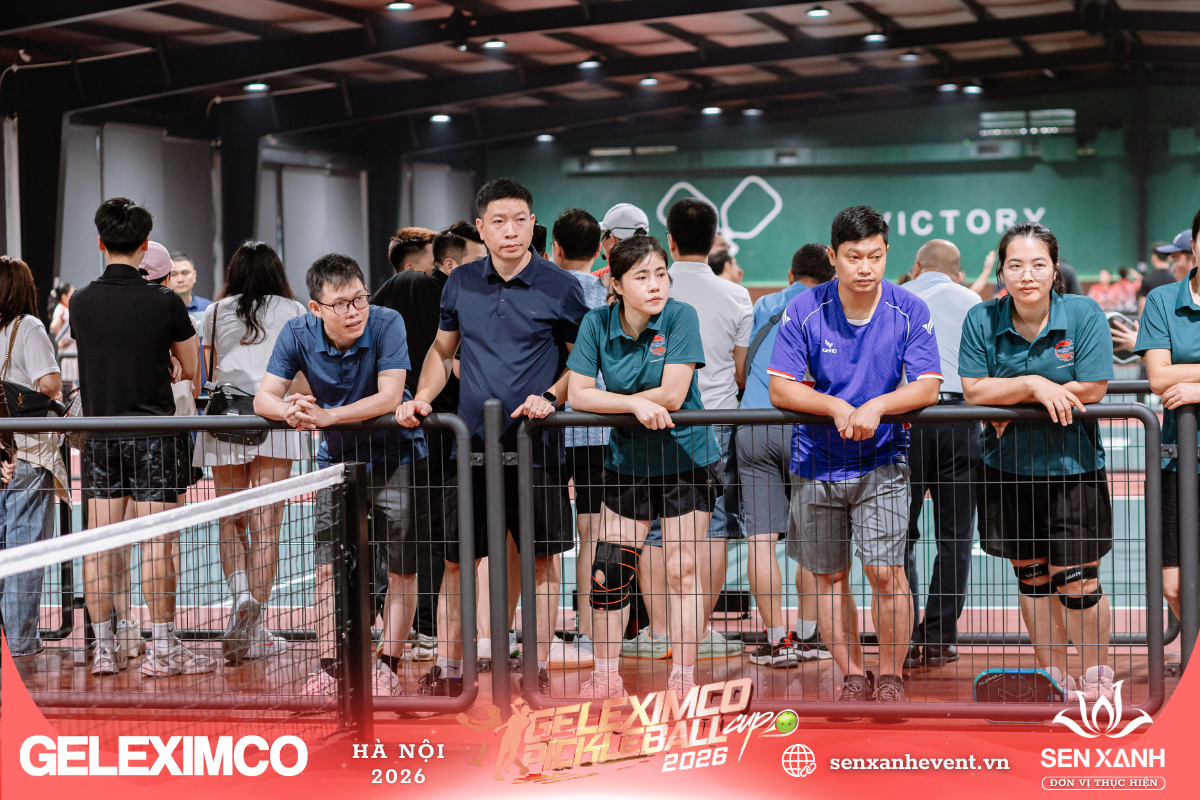 Kh&aacute;n giả quan s&aacute;t chương tr&igrave;nh