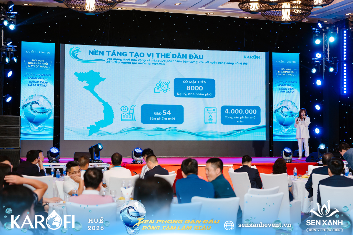 Ban lãnh đạo phát biểu tại hội nghị khách hàng Ban lãnh đạo phát biểu tại hội nghị khách hàng