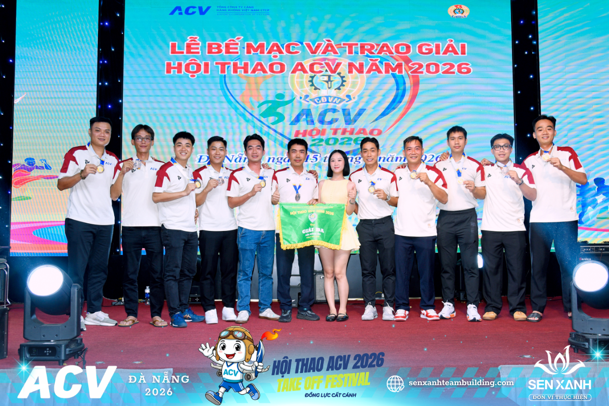 Trao giải m&ocirc;n b&oacute;ng đ&aacute;