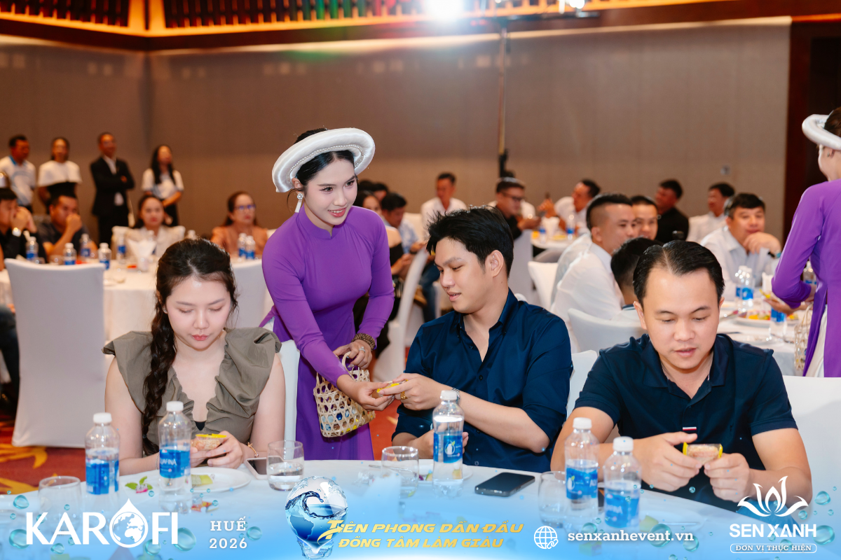 Khách mời thử vị kẹo mè sửng Khách mời thử vị kẹo mè sửng