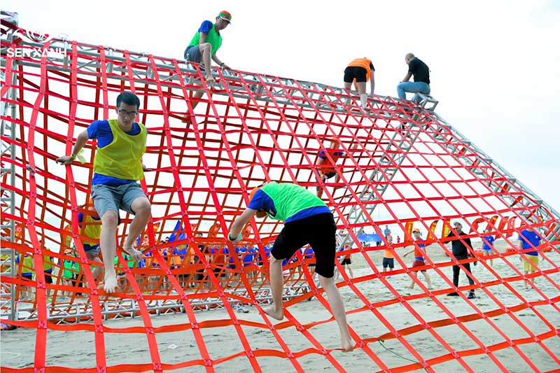 tr&ograve; chơi team building vượt chướng ngại vật