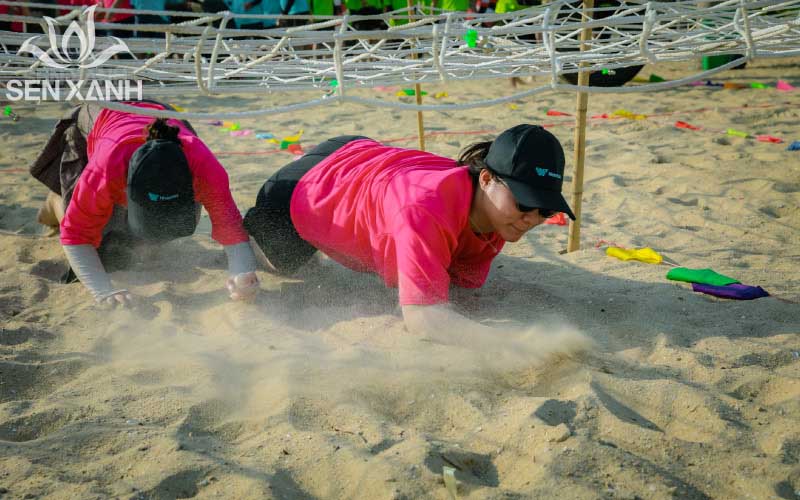 tr&ograve; chơi team building vượt chướng ngại