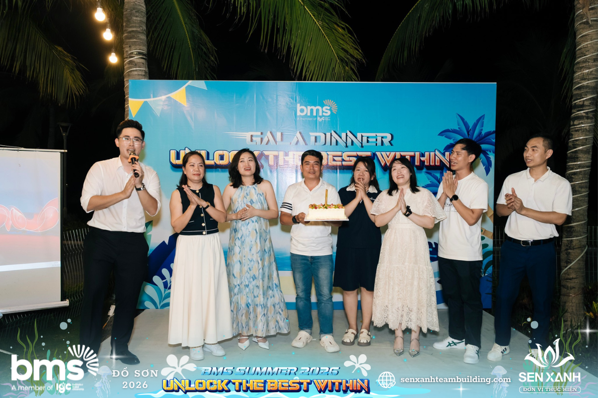 Ban l&atilde;nh đạo c&ugrave;ng thắp b&aacute;nh ch&uacute;c mừng sinh nhật BMS