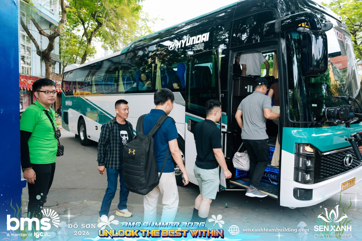 C&aacute;c th&agrave;nh vi&ecirc;n l&ecirc;n xe di chuyển