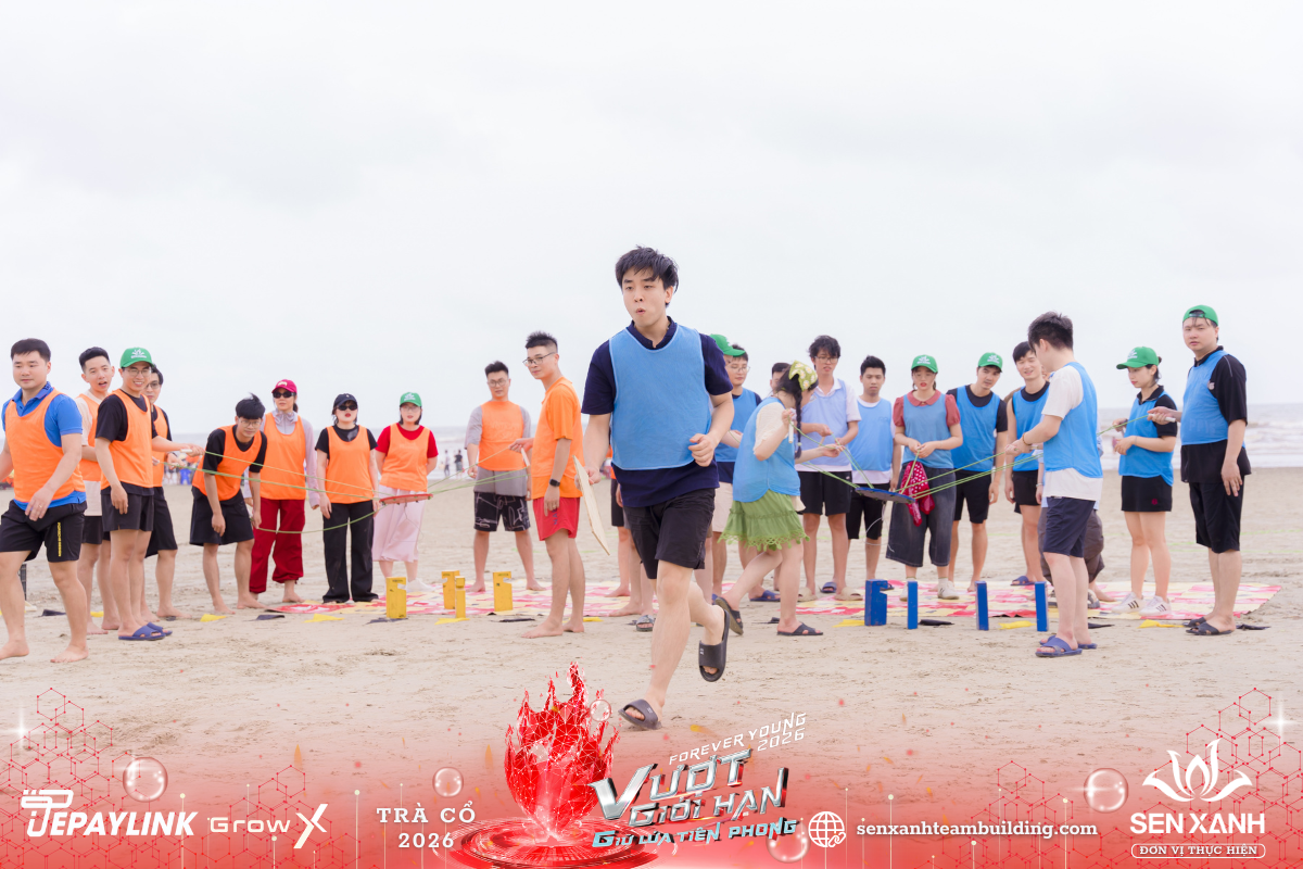 Cầm biển hiệu vượt về đ&iacute;ch trong game teambuilding