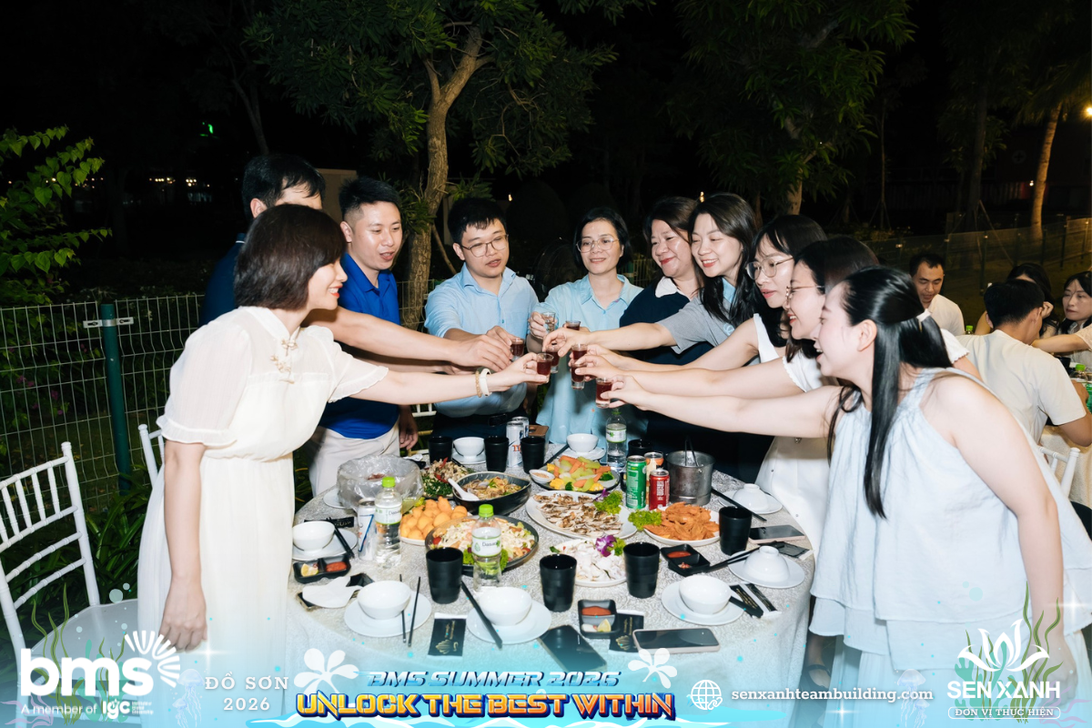 Mọi người n&acirc;ng ly trong chương tr&igrave;nh